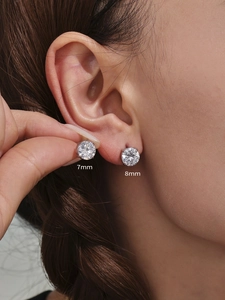 Comparaison détaillée de boucles d'oreilles griffes en zircone ronde de 7mm et 8mm