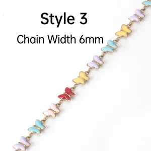 Détail d'une chaîne dorée de 6 mm avec papillons en émail coloré pour bijoux DIY