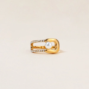 Vue détaillée de la bague boucle dorée de luxe avec perle et cristaux scintillants