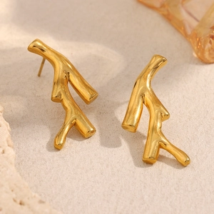 Makro-Detail von 18K vergoldeten Edelstahl-Ohrringen mit organischem Ast-Design