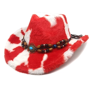 Détail d'un chapeau de cowboy à imprimé vache rouge et blanc avec perles en bois
