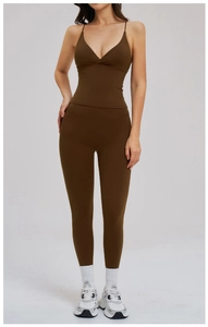 Détail de la taille croisée sur un legging de yoga brossé marron foncé pour femme