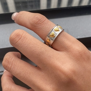 Bague large bicolore en acier inoxydable avec motifs de cœurs dorés sur anneau argenté texturé
