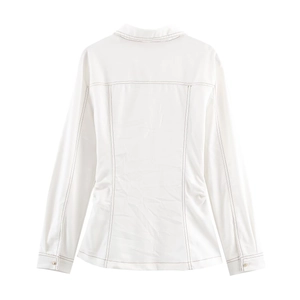 Vue arrière d'une chemise blanche à manches longues avec coutures contrastantes