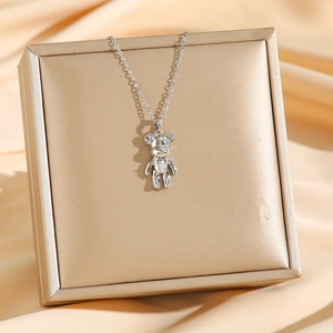 Collana chic con ciondolo a forma di orsetto e zircone su espositore dorato