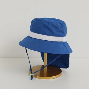 Détail du chapeau de soleil bleu marine à séchage rapide avec protège-nuque et cordon