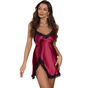 Nuisette élégante en satin bordeaux avec dentelle noire et fente latérale pour femme