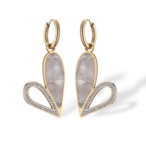 Orecchini a cuore placcati oro con texture marmorea e zirconi scintillanti