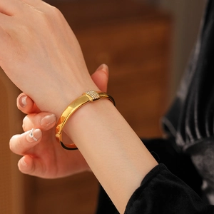Vue détaillée d'un bracelet en acier doré orné de cristaux carrés sertis en pavé étincelant