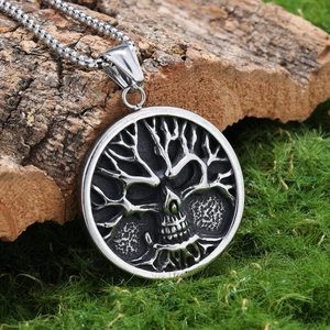 Collana retrò in argento con ciondolo albero della vita e teschio su muschio e corteccia