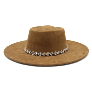 Détail de la bande de strass sur le chapeau fedora en faux suède à large bord marron
