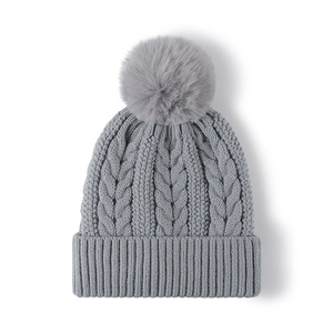 Gorro de punto de ochos gris con pompón suave para mantenerse abrigada en invierno