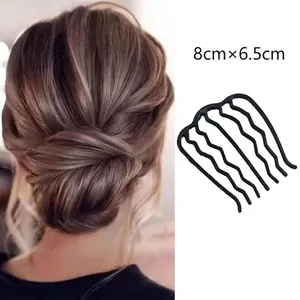 Détail macro du peigne à cheveux noir ondulé 8x6,5cm pour chignon élégant