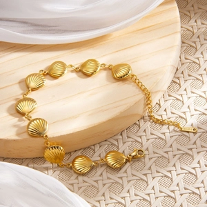 Adjustable 18k gold plated stainless steel bracelet with detailed seashell charms