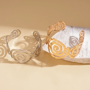 Bracelet manchette large en métal martelé avec design spirale évidé en doré et argenté