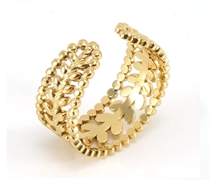 Detail of adjustable gold wheat ear leaf ring in stainless steel with hollow design