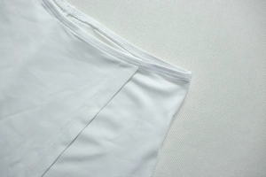 Gros plan détaillé des coutures en tissu blanc hautement élastique et texture en nid d'abeille
