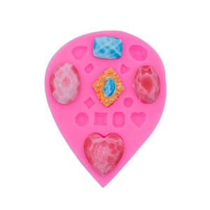 Moule en silicone rose en forme de cœur pour bijoux en résine avec divers diamants