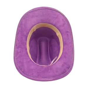 Détails de l'intérieur d'un chapeau de cowboy en daim violet avec bandeau beige