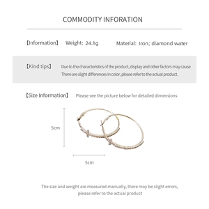 Infografica con dimensioni e peso per gli orecchini a croce con strass da 5cm x 5cm