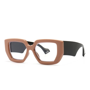 Modern oversized square sunglasses in caramel and black for a vintage aesthetic