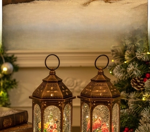 Dettaglio di lanterne natalizie vintage in bronzo con Babbo Natale e scene luminose