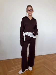 Dunkelbraunes Strickset für Damen mit Polo-Kragen Pullover und weiter Hose 2-Teiler
