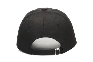 Vue arrière détaillée de la casquette en coton noir avec boucle métallique réglable