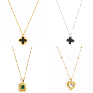 Colliers élégants en acier titane avec pendentifs trèfle et cœur en or et argent