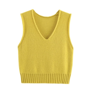 Gilet en tricot col en V pour femme jaune gingembre avec ourlet côtelé sur fond blanc