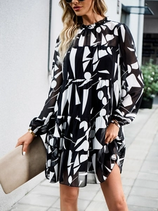 Détails de la mini robe élégante noir et blanc à volants multicouches et manches longues