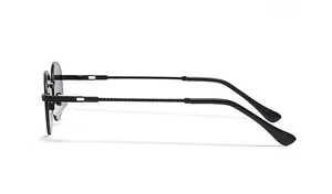 Detail einer Vintage-Metallsonnenbrille mit gedrehten Bügeln und schwarzen Harzspitzen