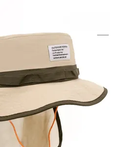 Détail du chapeau de plein air kaki avec bord large anti-UV et cordon de réglage