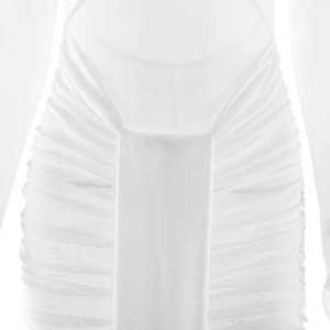 Détail de la robe en maille blanche avec drapé élégant et finitions froncées à la taille