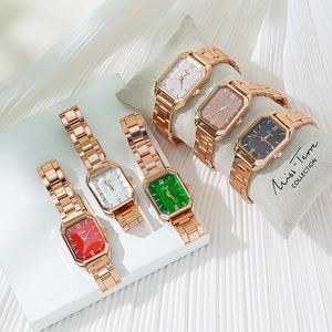 Dettaglio del set di sei orologi al quarzo rettangolari con cinturini in oro rosa