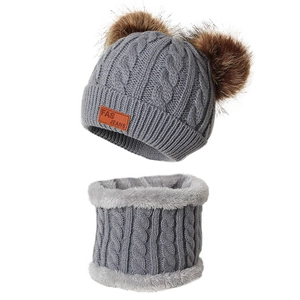Detailansicht des grauen Stricksets mit dickem Fleecefutter und weichen Bommeln