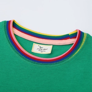 T-shirt vert en coton pour enfant avec col côtelé arc-en-ciel et étiquette de marque