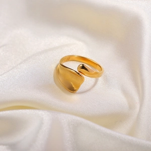 Unregelmäßiger geometrischer offener Ring aus 18K vergoldetem Edelstahl auf Seide