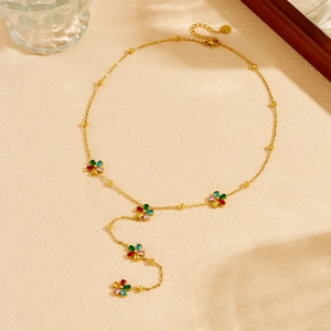 Collier en Y doré avec des pendentifs fleurs en zircon colorés sur fond texturé