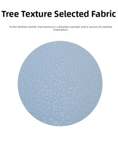 Dettaglio in pelle PU blu chiaro con una trama naturale goffrata effetto corteccia