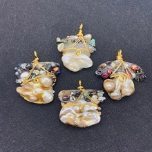 Vue détaillée de pendentifs fleurs faits main avec perles naturelles et cristaux enroulés