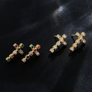 Boucles d'oreilles croix en plaqué or 18 carats avec zircons colorés et clairs