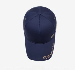 Vue de dessus d'une casquette bleu marine avec broderie dorée et plaque logo en métal