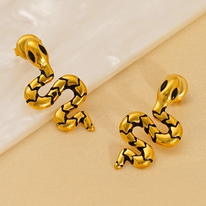 Détail des boucles d'oreilles serpent plaquées or 18 carats avec yeux en émail et textures