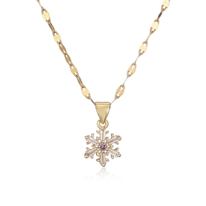 Collier flocon de neige plaqué or 18K avec zircon violet sur fond blanc professionnel