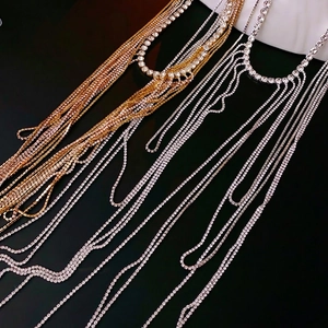 Collier long à pampilles en strass argentés et dorés pour un look chic et élégant