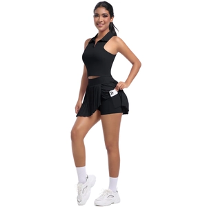 Détail de l'ensemble de sport noir avec jupe plissée et poche latérale pour téléphone