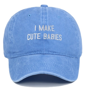Détail de la broderie I MAKE CUTE BABIES sur la casquette en coton bleu délavé