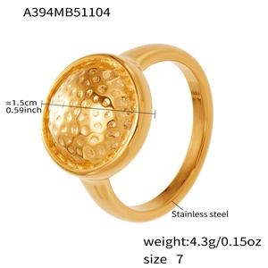Vue détaillée bague en acier doré avec texture martelée et spécifications de taille incluses