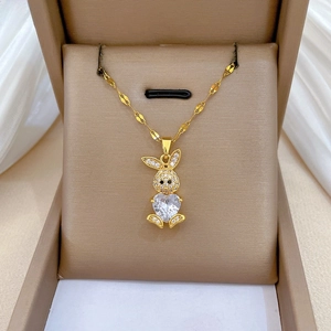 Dettaglio della collana con coniglio e zircone a cuore in scatola regalo